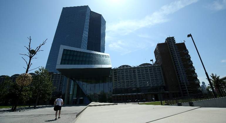 mbb_20's tweet card. La junta de supervisión del Banco Central Europeo (BCE) estudia mantener el año que viene el veto a los bancos a retribuir a sus accionistas con el reparto de dividendo o la recomprar acciones...