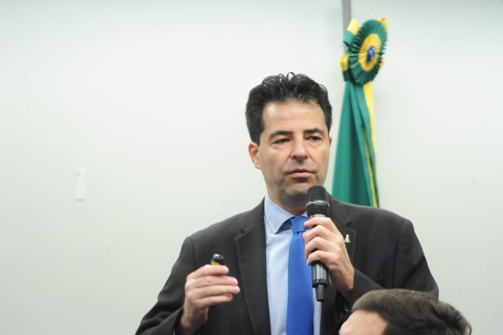 g1's tweet card. Governo já trocou a presidência da Petrobras duas vezes neste ano, na tentativa de conter os preços. Adolfo Sachsida, das Minas e Energia, alega que União não pode fazer nada sobre os valores dos...