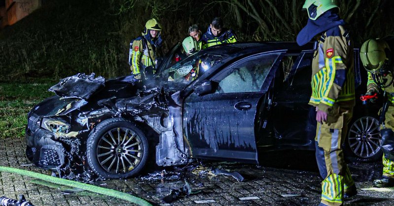 Auto in brand op carpoolplaats in Witmarsum