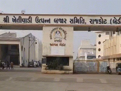 Divya_Bhaskar's tweet card. ખેડૂતોને 3 દિવસ લાઈનમાં રહેવુ પડશે, પૂરતા...