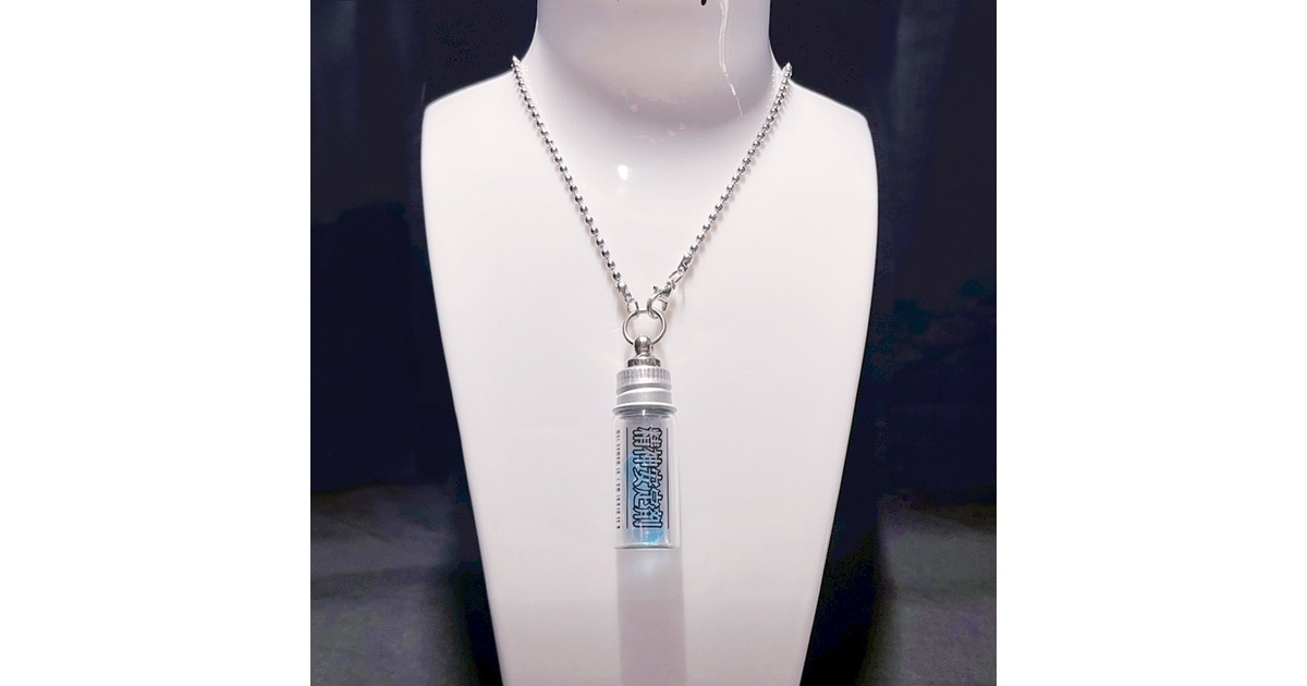 kisou_workshop's tweet card. デザフェスvol.62にて、人気で在庫切れをしていた精算安定剤ラベルの再販受注生産分になります！ 錠剤をモチーフにしたネックレスです。 小瓶はガラス製で、重厚感があります。 創作コスプレや、日常のファッションアイテムとしてお使いください。 〇概要 小サイズ 本体大きさ：約16W × 53H mm チェーン長さ：約45㎝〜50㎝ 材質：レジン、ガラス、チェーン（ステンレス鋼） 〇注意点...