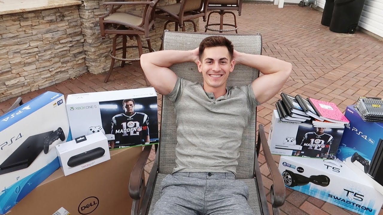 Censor's tweet card. $4,000 BACK TO SCHOOL SHOPPING SPREE!!