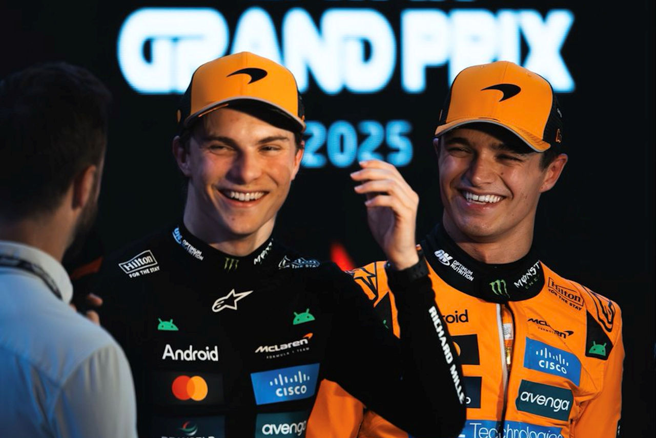 AUTOSPORT_web's tweet card. 　2025年F1カタールGPの土曜日、マクラーレンのオスカー・ピアストリはスプリントで1位、予選ではポールポジションを獲得した。