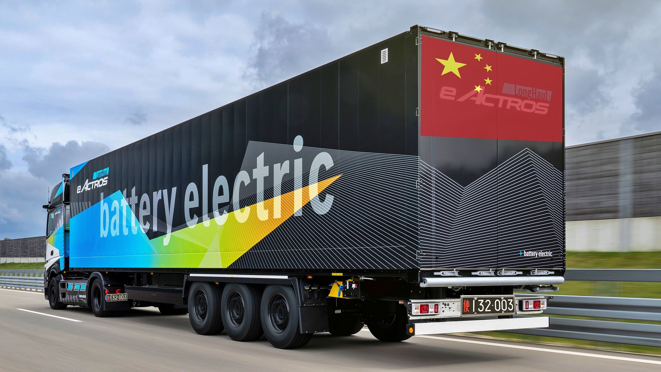 E_Boeminghaus's tweet card. China demonstriert, wie schnell der Wandel im Schwerlastverkehr ablaufen kann. Bereits 2026 werden 60 Prozent aller neuen Lkw rein elektrisch fahren. Und das hat maßgeblichen Einfluss auf den Rest...