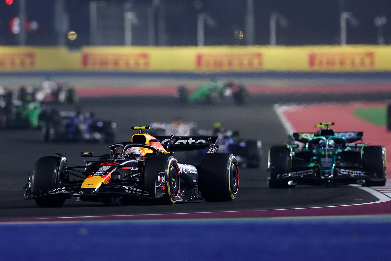 AUTOSPORT_web's tweet card. 　2025年F1第23戦カタールGP金曜日のスプリント予選で、チームメイトのマックス・フェルスタッペンのタイムを初めて上回った角田裕毅（レッドブル）。残り2戦は