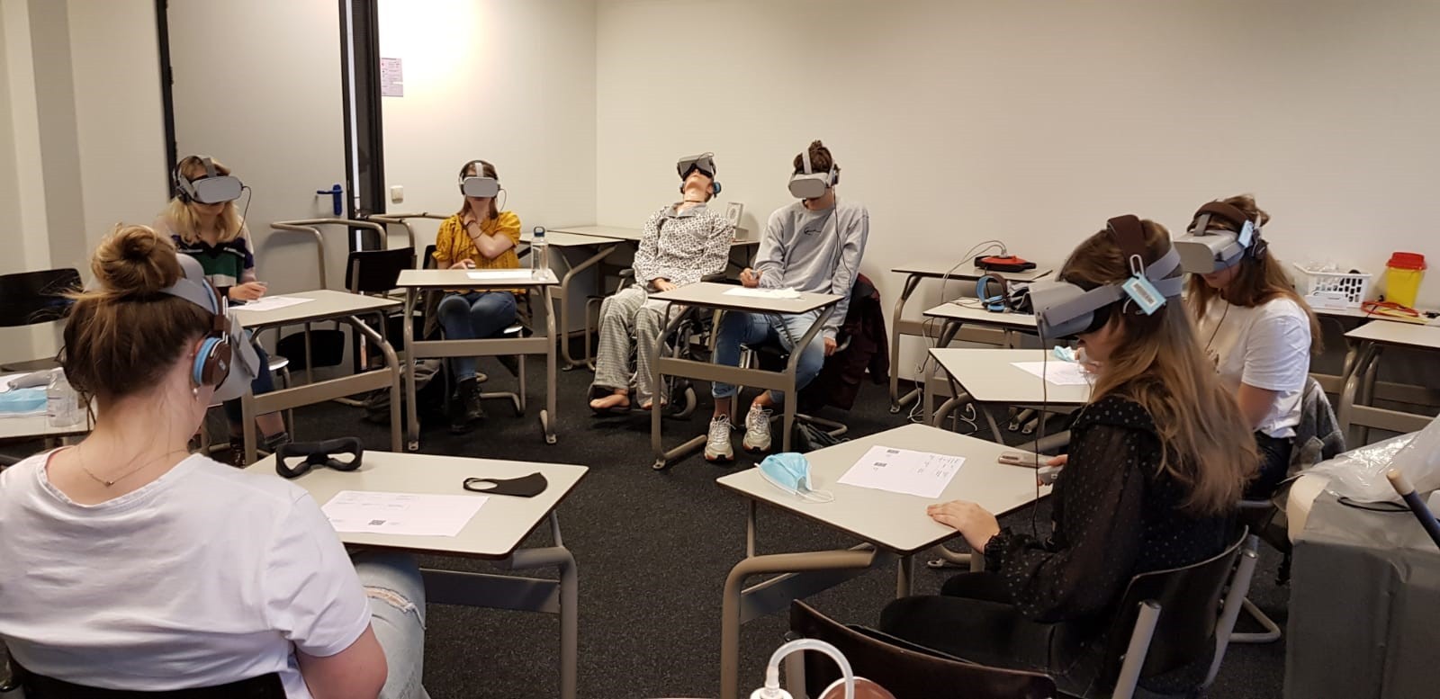 FontysFMG's tweet card. VR zorgt voor beter onderwijs, dat stelt docent Pieter van Gorkom. Via een VR-bril krijgen studenten verpleegkunde te maken met realistischere situaties, wat hen beter voorbereid op het werk. Wie...