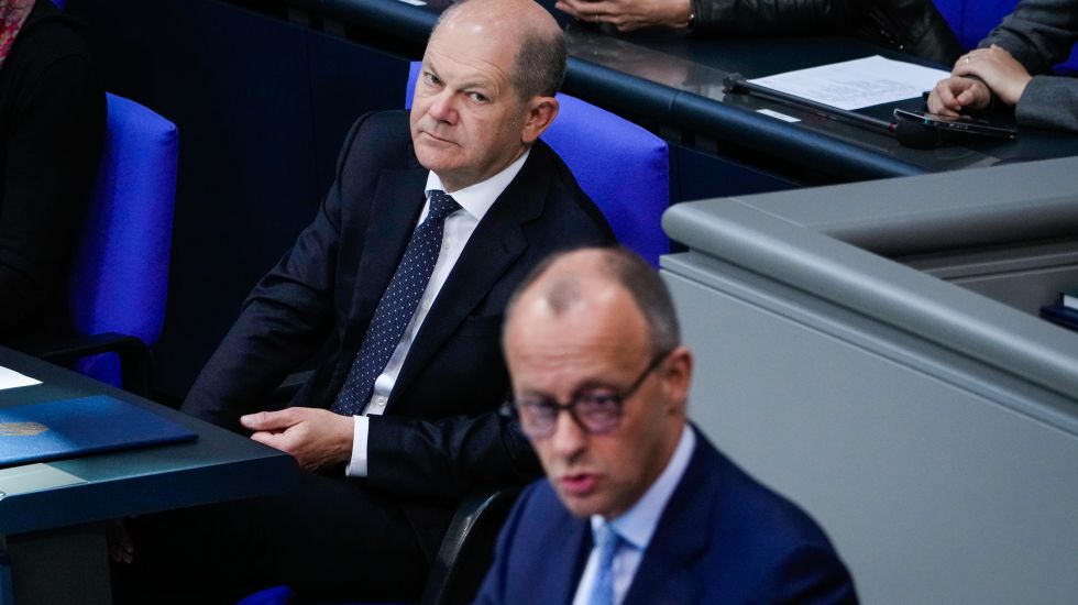 PaspaPetra's tweet card. Mutwillige Zerstörung von Volkswirtschaft, internationalen Beziehungen und gesellschaftlichem Frieden: SPD und FDP halten an einer Regierung fest, die dem Land massiv schadet. Wann lösen sie sich...