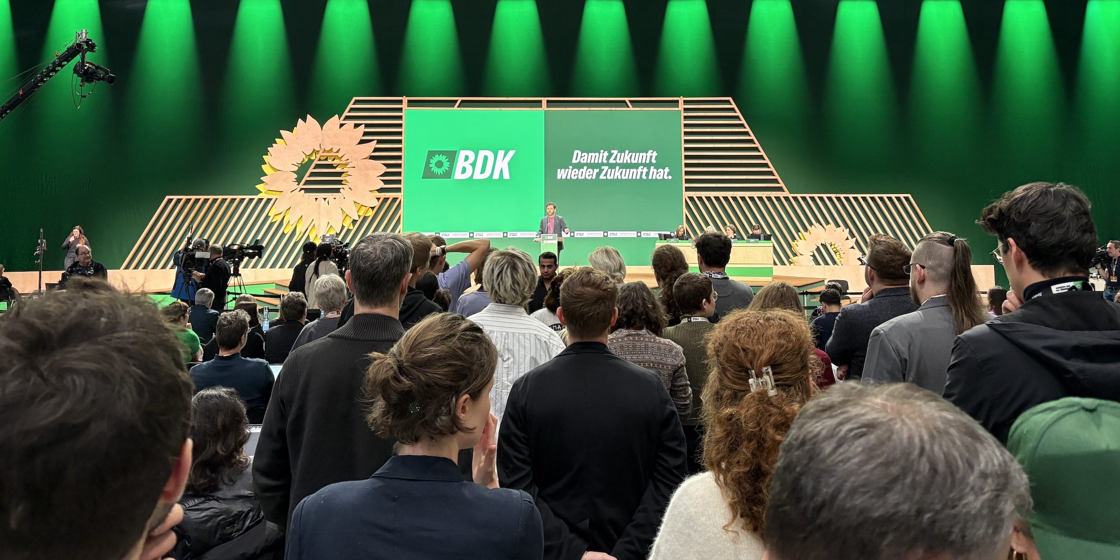 ChrisAalberts's tweet card. Het is vrijdagmiddag. Op het terrein van de Hannover Messe lopen overal mensen met linnen tasjes, truien en jassen van de Groenen, die hier dit weekend congresseert. Het is duidelijk: de Hannover...