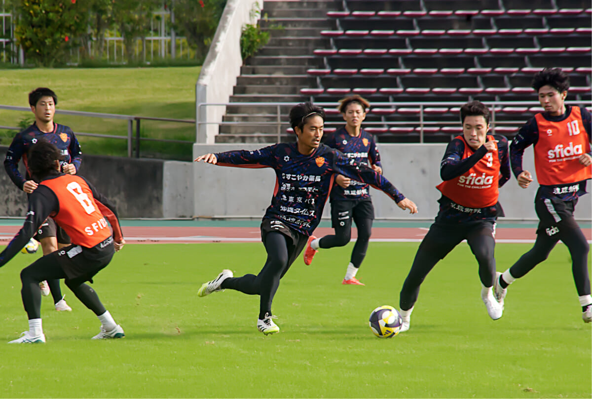 ryukyu_soccer's tweet card. プロ生活13年。その歩みを岩渕良太は「夢中で駆け抜けた」と振り返る。短くも長くも感じた年月は、彼の中でひとつの円を描くように結ばれ、その中心には常に「サッカー小僧」としての自分がいた。2025年、岩渕は現役を退き、新たに指導者の道へと踏み出す。決断には迷いもあったが、心の奥には静かな確信があった。「今が一番いいタイミン