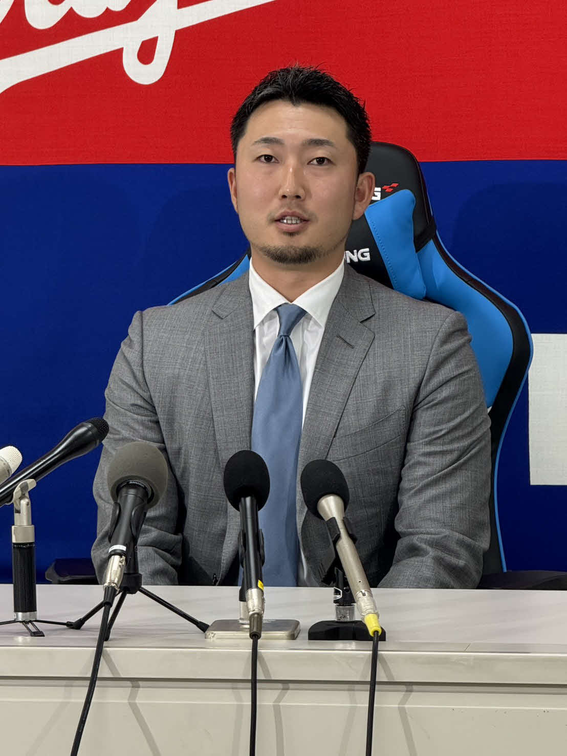 N2Tf0QAhmiGMidU's tweet card. 　中日藤嶋健人投手（27）が30日ナゴヤ球場に隣接する選手寮「昇竜館」で契約更改し3500万円アップの1億2000万円で3年契約を結んだ。「9年前、仮契約の時に『目指すは1億円プレーヤー』と言ってい