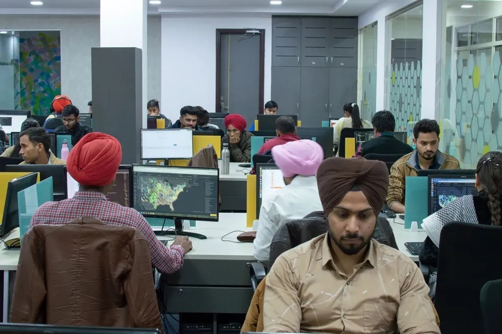 eduinvestingin's tweet card. Ladies and gentlemen, presenting the Ludhiana-based code factory that’s moonlighting as a cash generator — Logiciel Solutions Ltd. With an IPO size of ₹39.9