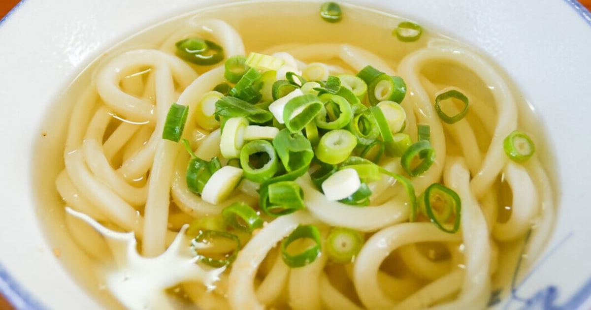 bashisan's tweet card. 百十四銀行系の百十四経済研究所（高松市）がまとめた香川県内のうどん消費に関する調査によると、2025年の県民1人あたりの年間消費額は2万7418円で、前年と比べて146円減少した。うどんの外食回数も年平均49.51回と微減となった。長引く物価高騰を背景にした節約志向の高まりがうどんの消費にも影響を及ぼしてい