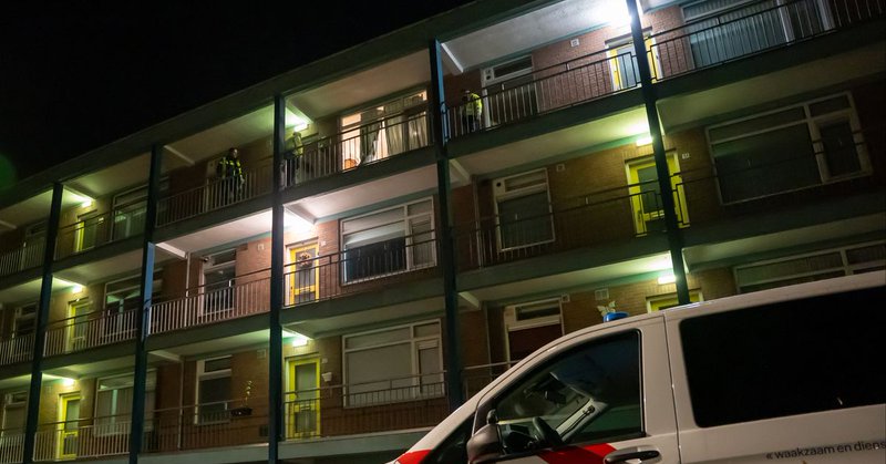 Explosief blaast raam uit flat in Kampen, autobrand in Oldenzaal