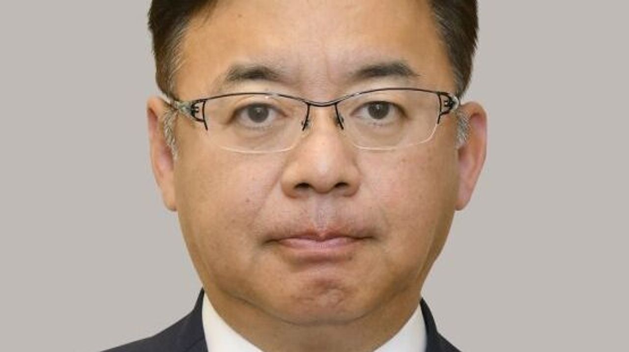 0v4a8v5N6aHKKBr's tweet card. 上野賢一郎厚生労働相は30日、自身の資金管理団体が東京・赤坂のスナックに「打ち合わせ飲食代」として計31万円余りを政治資金から支出していた問題を釈明した。訪問先の大津市で記者団に「有識者との意見交換