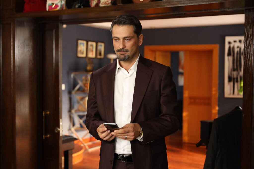 birsenaltuntas1's tweet card. "Aynadaki Yabancı" da bitiyor. Erken final yapan dizilere bir proje daha katıldı. Dün "Ben Onun Annesiyim" dizisinin ardından bugün bir final haberi daha