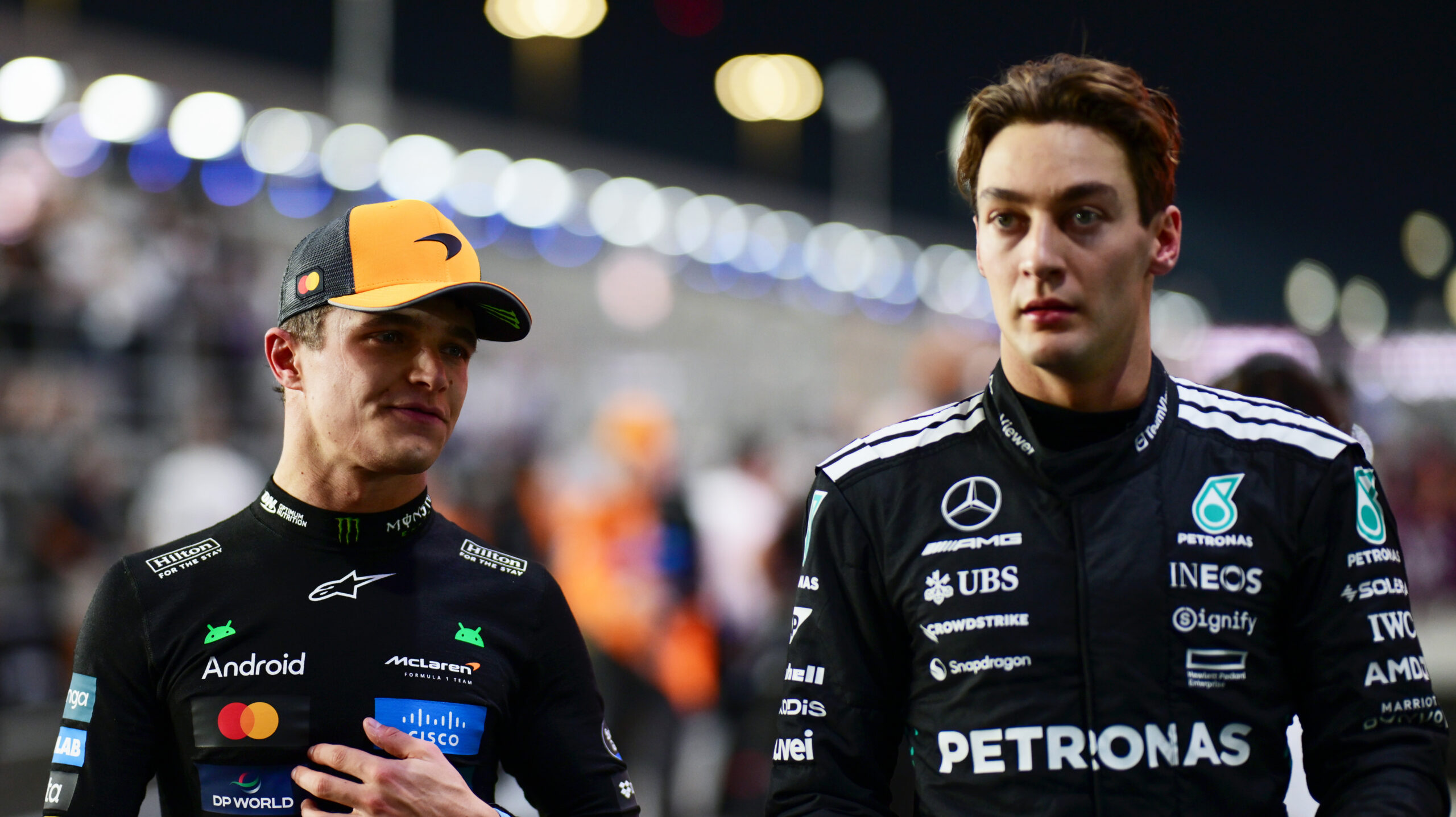 Formule1's tweet card. In de persruimte van het Losail International Circuit zocht George Russell de confrontatie op met McLaren-collega Lando Norris.