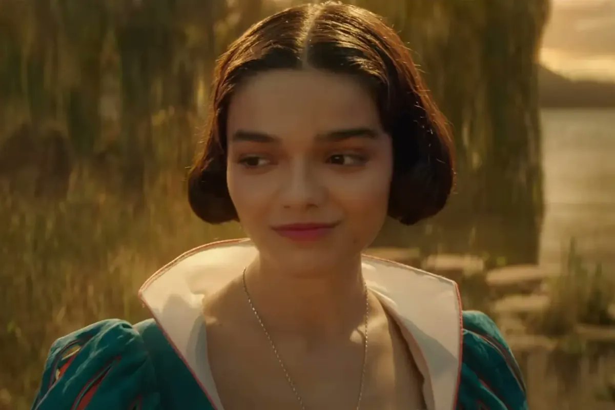 POLITICOliseum's tweet card. Entre las muchas polémicas que ha ido sembrando la nueva versión live action de Blancanieves, que pretende revisar el cuento clásico con una mirada mucho más woke, sólo...