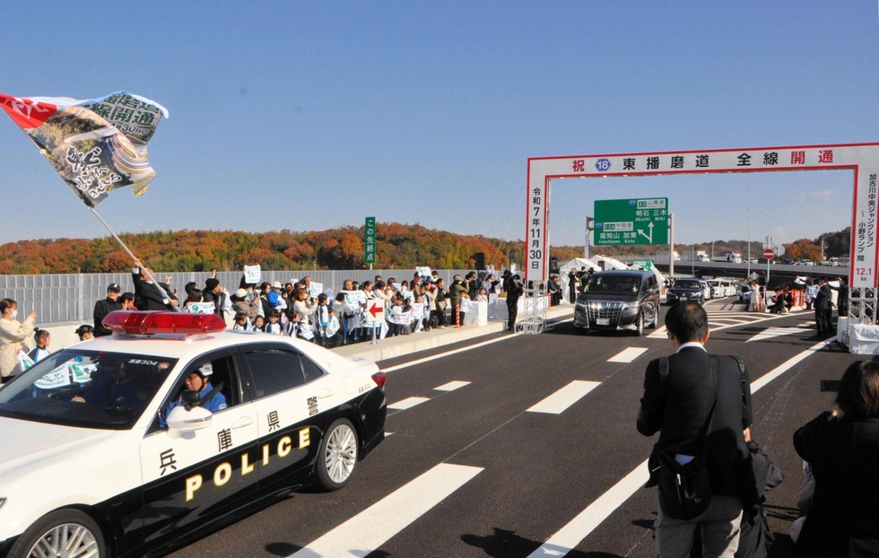 toban_kobenp's tweet card. 　兵庫県が加古川市－小野市間で整備した無料の自動車専用道路「東播磨道」（１２・１キロ）が３０日、全線開通した。１９９９年の事業着手から２６年。加古川市の国道２号バイパスと小野市の国道１７５号が２車線の高架道路で結ばれた。