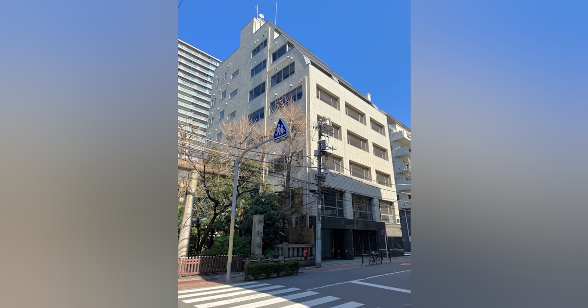 shirapah's tweet card. コクヨは26日、東京都台東区の空きビルを新たに取得し、リノベーションすると発表した。オフィス空間を設計してきた知見もいかして空きビルを再生させ、テナントオフィスなどとして活用する想定だ。ビルが位置する蔵前が近隣も含めて「魅力的なエリアとなることに寄与する施設」（同社）を目指す。14日にJR総武線の浅草橋駅からほど近い地上8階建てのビルを取得した。延べ床面積は