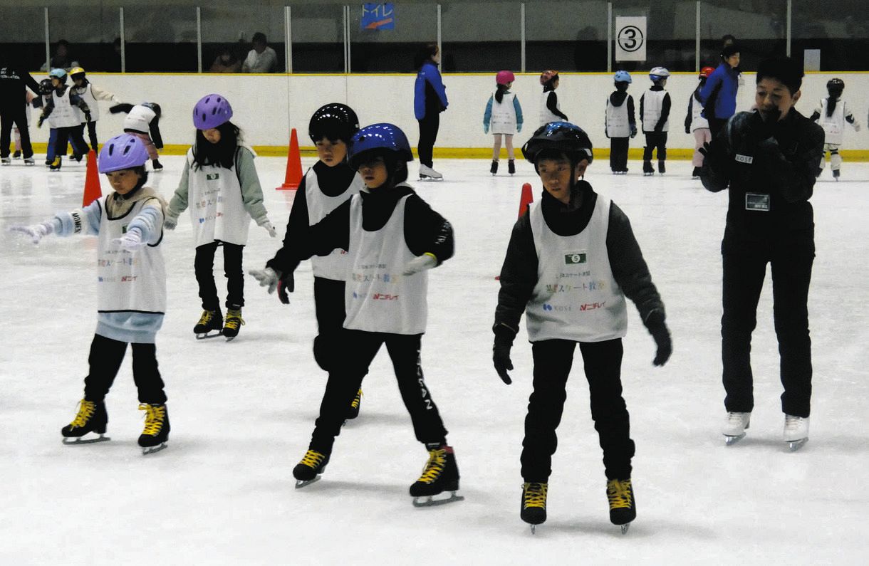 chuspo's tweet card. 日本スケート連盟主催の基礎スケート教室が９日、愛知県豊橋市のアクアリーナ豊橋で行われた。　スケート人口の増加・普及が目的で、８、９日に...