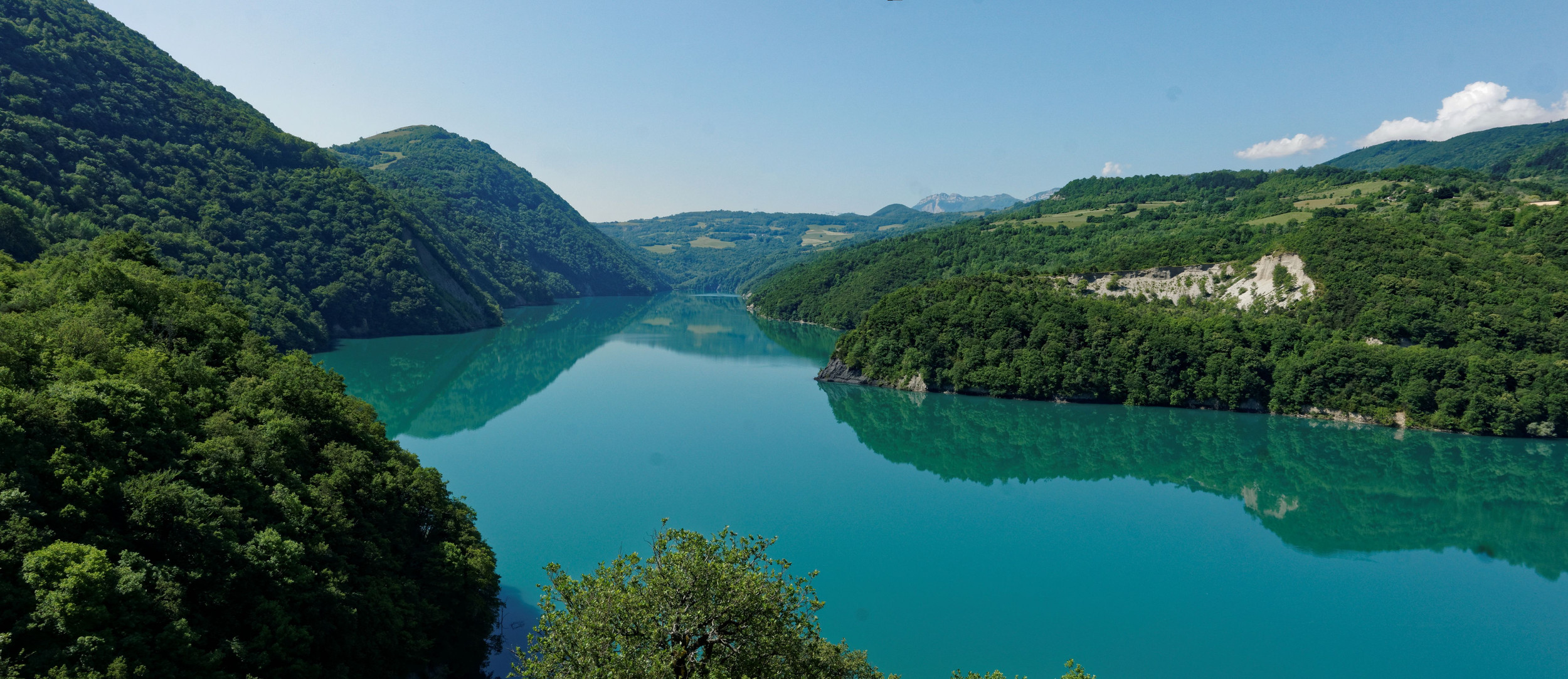 FossilCoastCo's tweet card. Sip back and discover France and explore the fossils and geodiversity of La Grive-Saint-Alban in Isère, one of Europe’s foremost Middle Miocene fossil sites. Explore its Bajocian limestone hills,...