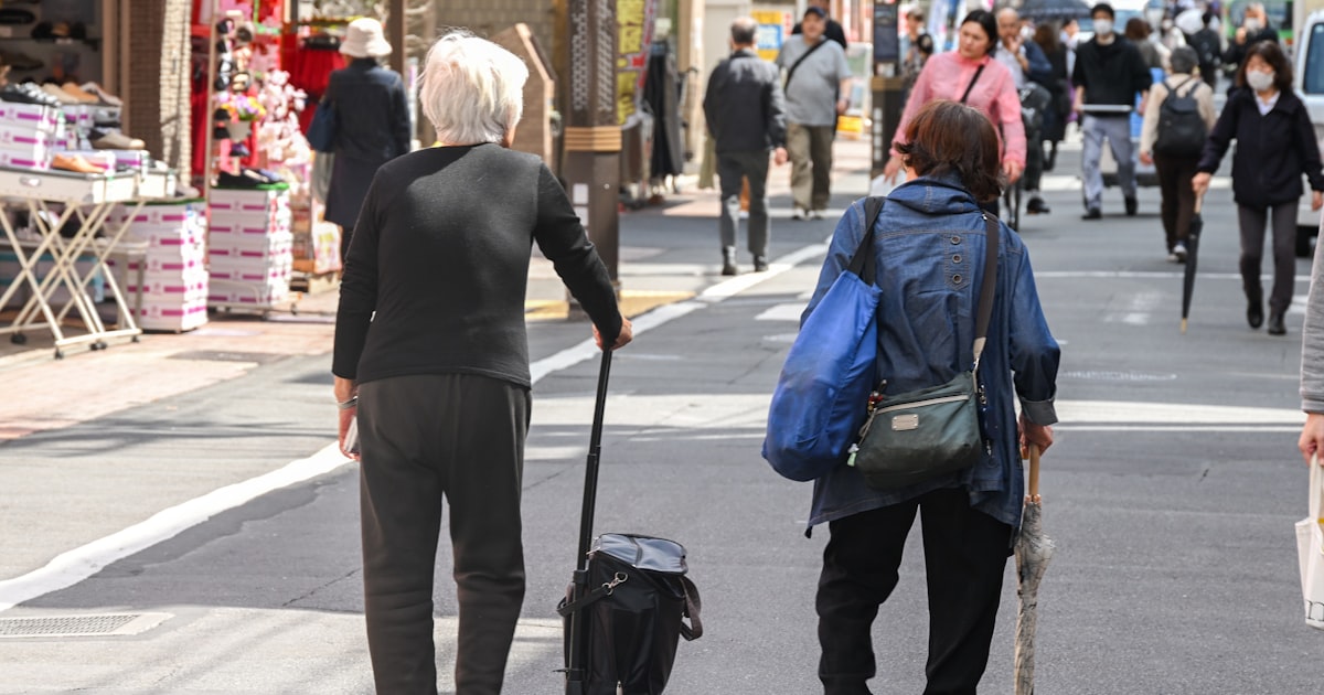 nikkei's tweet card. 「人生100年時代」に欠かせないのが人生の最終盤を支える仕組みだ。頼る人のいない高齢者は増え続け、金銭管理や入院・入所の手助けがいる場面は多い。細る家族に代わり、地域や社会全体で支える工夫が必要だ。時代の要請に合った制度づくりを急ぎたい。高齢社会白書によると2050年に一人暮らしの高齢者は1084万人と20年比1.5倍に膨らむ。日本総合研究所の推計では、うち4割はおい・めいなど3親等内の親族が