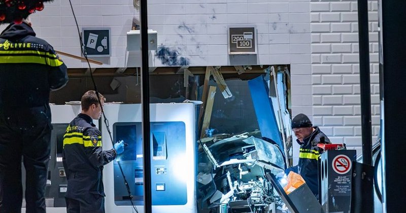 Ravage door plofkraak in outlet Halfweg, politie zoekt getuigen