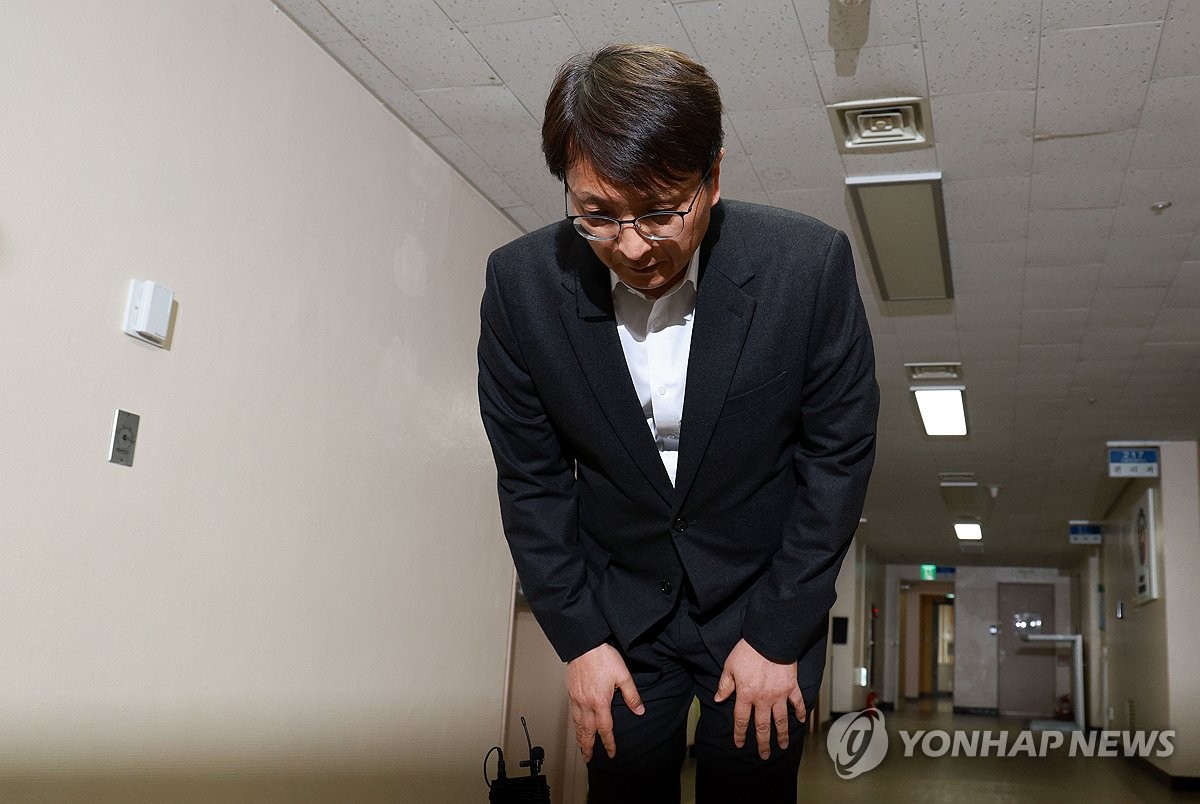 yonhaptweet's tweet card. (서울=연합뉴스) 한상용 신선미 박형빈 기자 = 국내 이커머스(전자상거래) 시장 1위 업체인 쿠팡이 30일 3천400만명 가까운 고객 정보가 유...