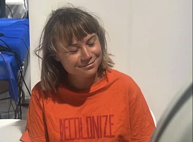 hiroshimilano's tweet card. Greta Thunberg, arrestata durante la missione umanitaria di Flottila diretta a Gaza, ha raccontato di essere stata detenuta in una cella infestata da cimici: 'Senza cibo né acqua'. La denuncia degli...