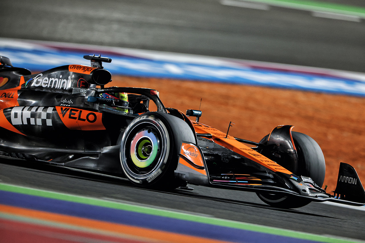 AUTOSPORT_web's tweet card. 　2025年F1第23戦カタールGPの決勝レースは、日本時間12月1日（日）の午前1時にスタート。ポールポジションはオスカー・ピアストリ（マクラーレン）で、2番