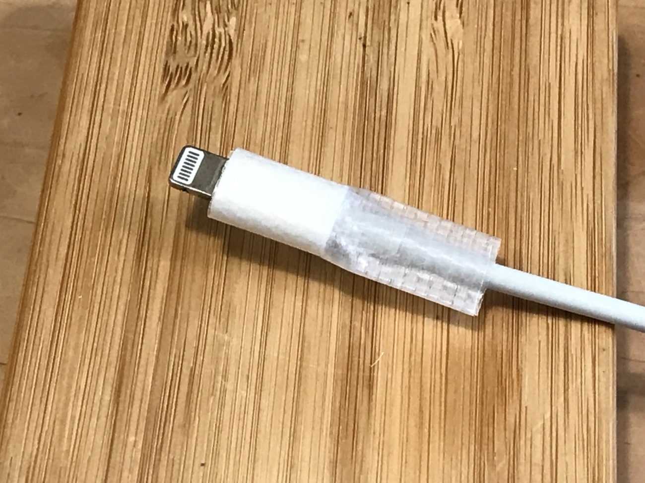 sktrokaru's tweet card. 家の中ではiPadの充電ケーブルをずっと差しっぱなしで使っているので、すぐにプラグ付け根が傷んできます。 以前、100円ショップで買った保護カバーを使ったこともあったのですが逆に取り回しが悪くて、結局痛み始めたらケーブル交換で対処していましたが、先日たまたまネットでこういうのを見かけて、これなら良いかも、と…… でも、…