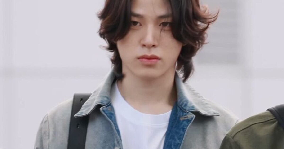 Koreaboo's tweet card. TREASURE Junghwan's father has passed away and Junghwan will take time to mourn the loss of his father.