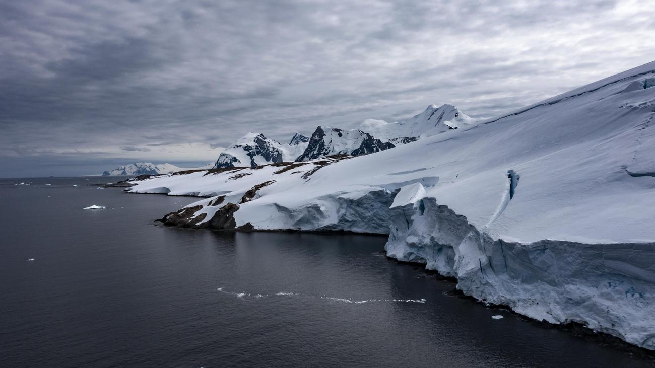 queLindaFi's tweet card. Bei den Rekordtemperaturen in der Ostantarktis mischt das Ozonloch mit. Die gute Nachricht: Noch schmilzt der Eisschild nicht. Die Klimakrise lässt hier auf sich warten.