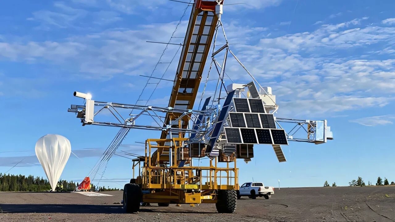 computer_zive's tweet card. Výkonné teleskopy, které sledují okolní vesmír, nemusí být jen na zemském povrchu a oběžné dráze. Vědci s úspěchem používají i jejich alternativy, které najdete na palubách letadel, anebo v podobě...