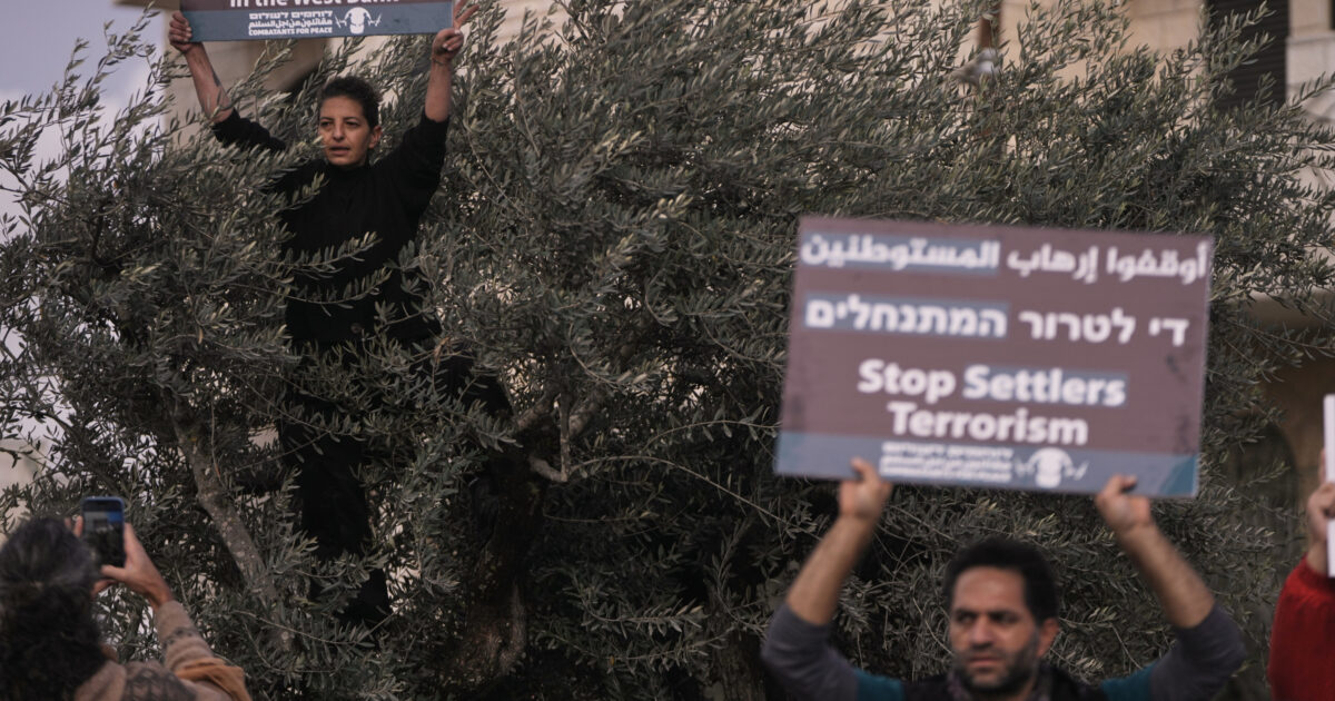 petergomezblog's tweet card. Leggi su Il Fatto Quotidiano.it dell'attacco di coloni israeliani in Cisgiordania. Tre italiani e un canadese feriti a Gerico dopo l'irruzione in una casa. Rubati passaporti e cellulari.