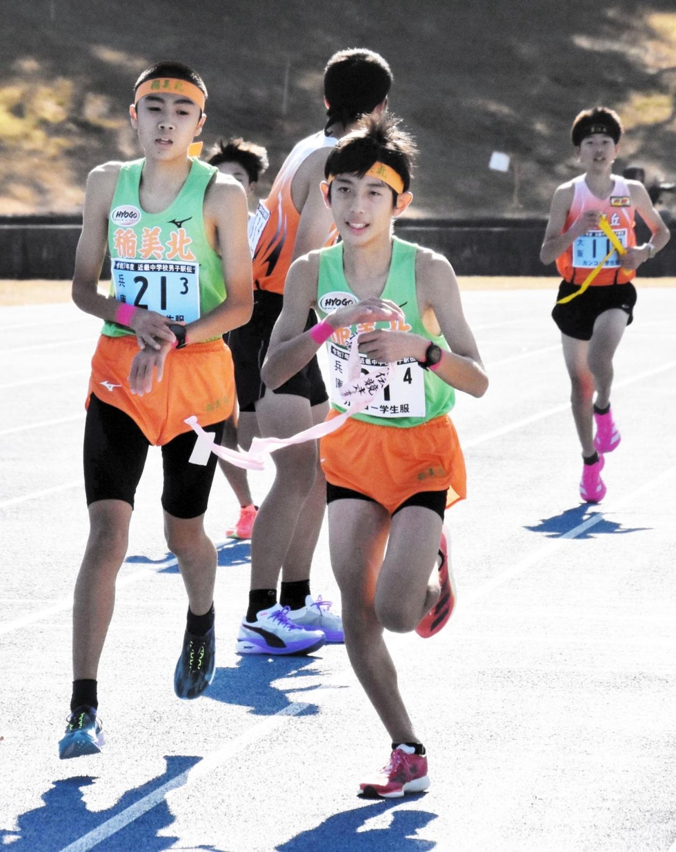 kobeshinbun's tweet card. 　エース不在の上に、テスト明けで臨んだ男子の稲美北だが、後半は優勝した墨江丘とのデッドヒートに。最終６区の脇本はトラックに入ってからも猛追して２秒差でフィニッシュし、玉田監督は「しっかり走ってくれた」と納得顔だった。