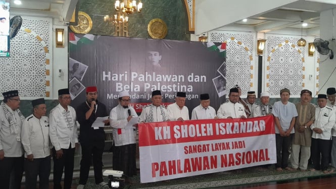 AmaliaNurhidaya's tweet card. KH Sholeh Iskandar diusulkan menjadi Pahlawan Nasional melalui tabligh akbar di Bogor, menguatkan semangat perjuangan, persatuan umat, dan dukungan bagi Palestina.