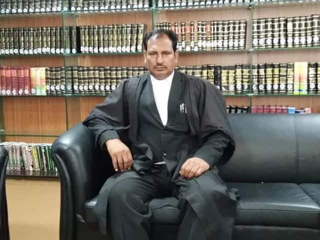 ABPNews's tweet card. डॉ. दशरथ सिंह शेखावत के पास इस समय 68 से भी ज्यादा डिग्री और डिप्लोमा हैं. उन्हें यूनिवर्सिटी डिग्री ऑफ द वर्ल्ड से भी नवाजा गया है और उन्हें मोस्ट एजुकेशनली क्वालिफाइड पर्सन का भी अवार्ड दिया गया है.