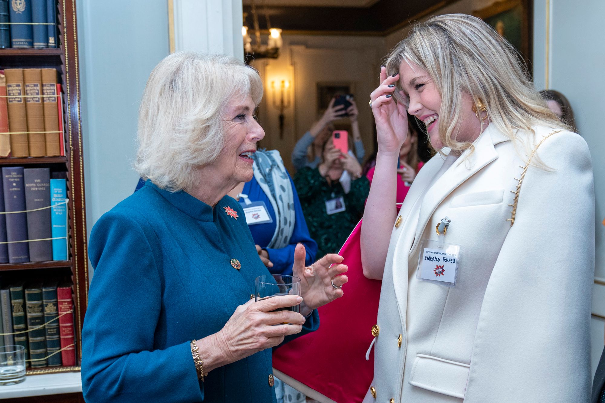 DBonnetBesancon's tweet card. La duchesse de Cornouailles Camilla a organisé une réception à Clarence House ce mardi à l’occasion de la Journée internationale des droits des femmes. Parmi ses nombreuses invitées, se trouvait...