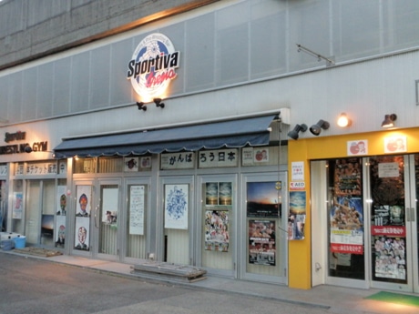 tokai_retweeter's tweet card. 愛知県が多くの選手を輩出するアマレス強豪県なのは知られているが、実は「プロレス」も活気がある地域であることはご存知だろうか。プロレス専門誌『週刊プロレス』が1月に特集した「ご当地団体特集」で愛知県は東京と並ぶ7団体が掲載。次に多かったのが大阪、栃木の2団体だったことから見ても破格の扱いだ。愛知県は東京とはまた違った独特の活況を呈しているプロレスの注目地帯なのだ。地方団体の多くはローカル、イン...