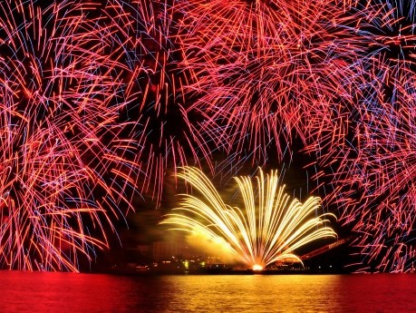 tokai_retweeter's tweet card. 「鳥羽みなとまつり」が7月22日、今年4月に新しく完成した離島を結ぶ定期船が着くマリンターミナルをメーン会場にして開催された。