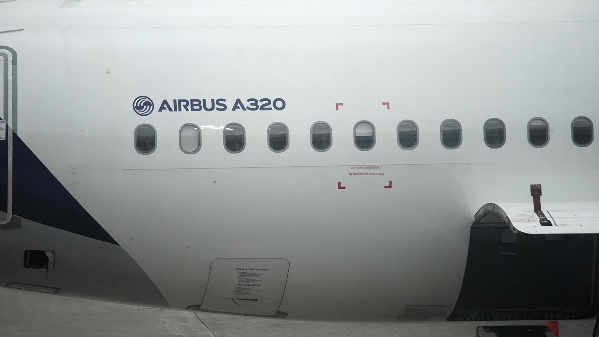 ETVBharatKA's tweet card. ಸೂರ್ಯನ ಕಿರಣಗಳಿಂದ ತಾಂತ್ರಿಕ ಸಮಸ್ಯೆಗೆ ತುತ್ತಾಗದಂತೆ ತಡೆಯಲು ಏರ್​​ಬಸ್​ನ ಎ320 ವಿಮಾನಗಳಲ್ಲಿ ಸಾಫ್ಟ್​​ವೇರ್​ ಅಪ್​ಡೇಟ್​ ಮಾಡುವ ಕಾರ್ಯ ಭಾರತದಲ್ಲಿ ಮುಗಿದಿದೆ ಎಂದು ಡಿಜಿಸಿಎ ತಿಳಿಸಿದೆ.