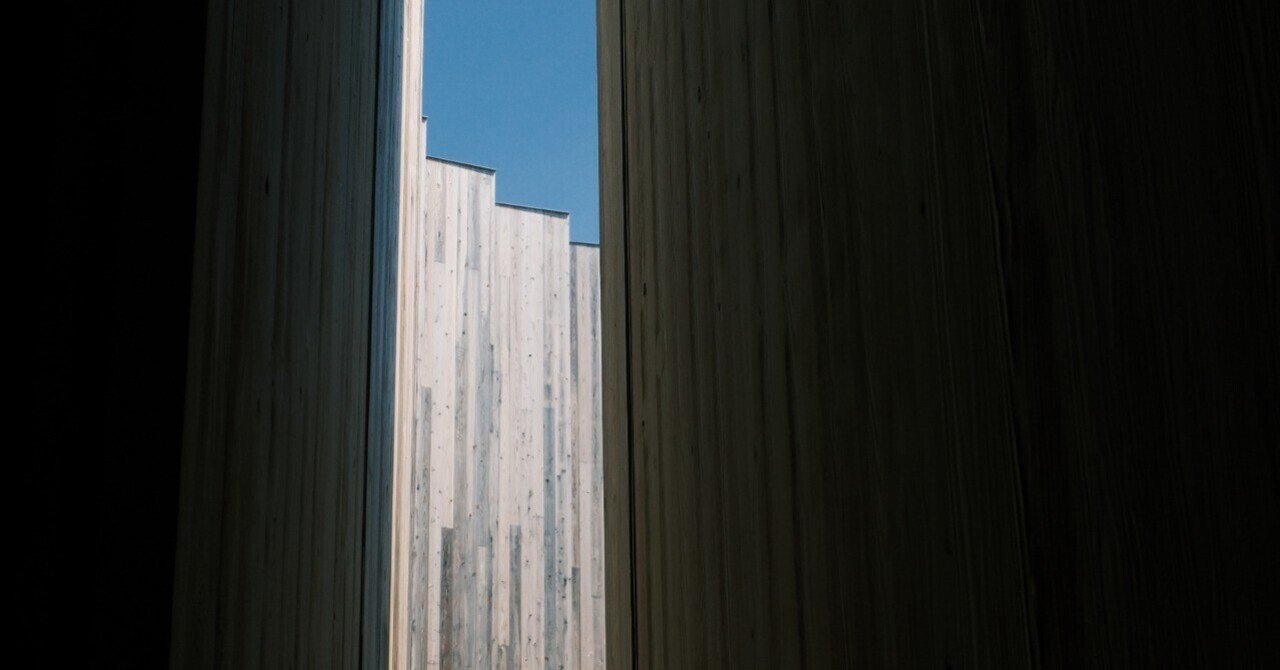 DRVO_Project's tweet card. はじめに 以降の写真は全て私が撮影したもの どうも、「AIは学習しない。」イコラです。 医師を辞めて、AI・スタートアップ界隈に来てからもう少しで3年になります。 「石（医師）の上にも3年」ということで、ここらでスタートアップやAI業界について振り返ってみようかと思います。 自分自身はAI業界に転身したつもりなので「スタートアップ界隈」という認識は薄いのですが、やっていることは「ザ・スタート...