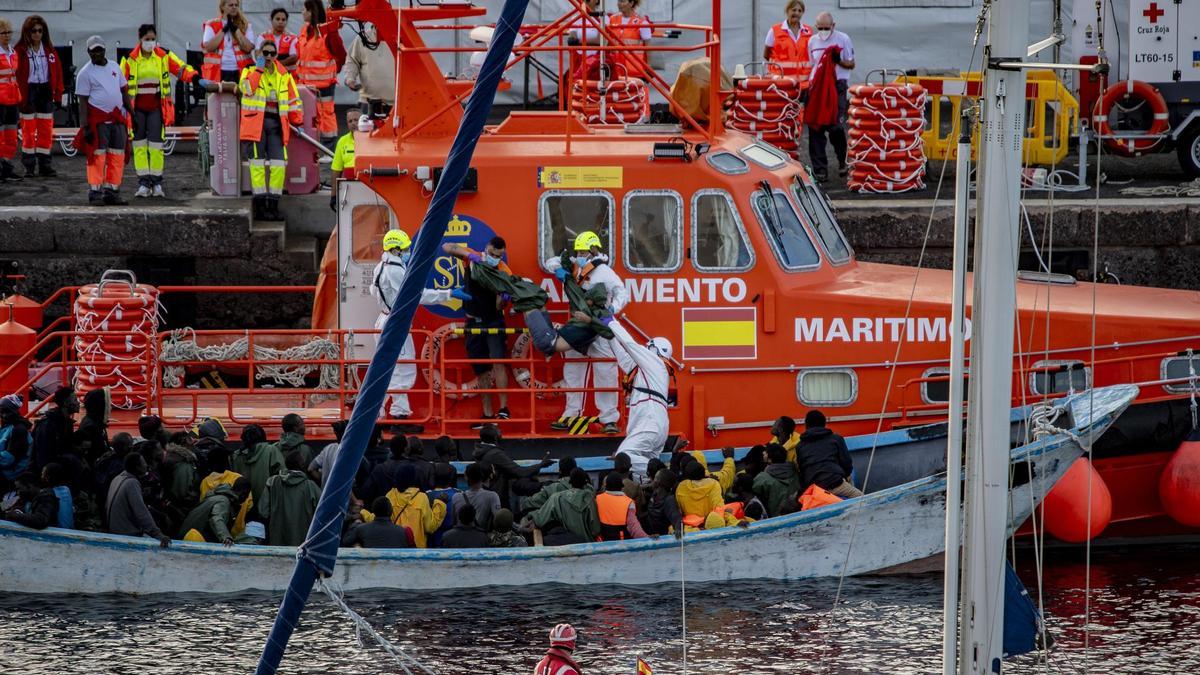 ⚫ Cuatro muertos en un cayuco que se quedó sin víveres a 30 kilómetros al  sur de El Hierro 📌 En la embarcación viajaban más de 100 personas, algunas  de las cuales