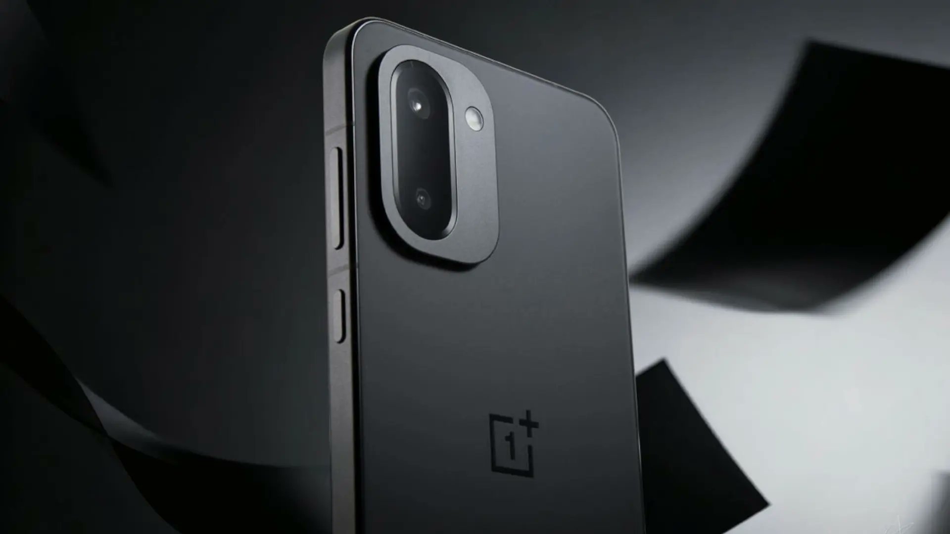 ProAndroid's tweet card. OnePlus 15R llegaría con batería de hasta 8300 mAh y carga de 100W, superando incluso al OnePlus 15 en autonomía según las últimas filtraciones.