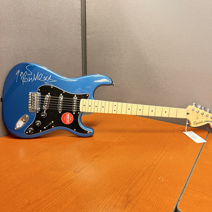 firewhacker's tweet card. Auction item 'Gavin Rossdale from BUSH - Autographed Guitar' hosted online at 32auctions.