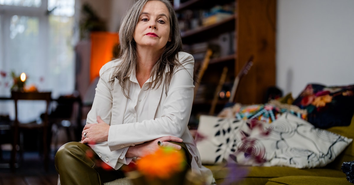 ADnl's tweet card. Minimaal 70.000 kinderen in Nederland zitten thuis en krijgen geen volwaardig onderwijs. Dat aantal is fors gestegen; vijf jaar geleden waren er nog zo’n 15.000 ‘thuiszitters’. Oudervereniging Balans...