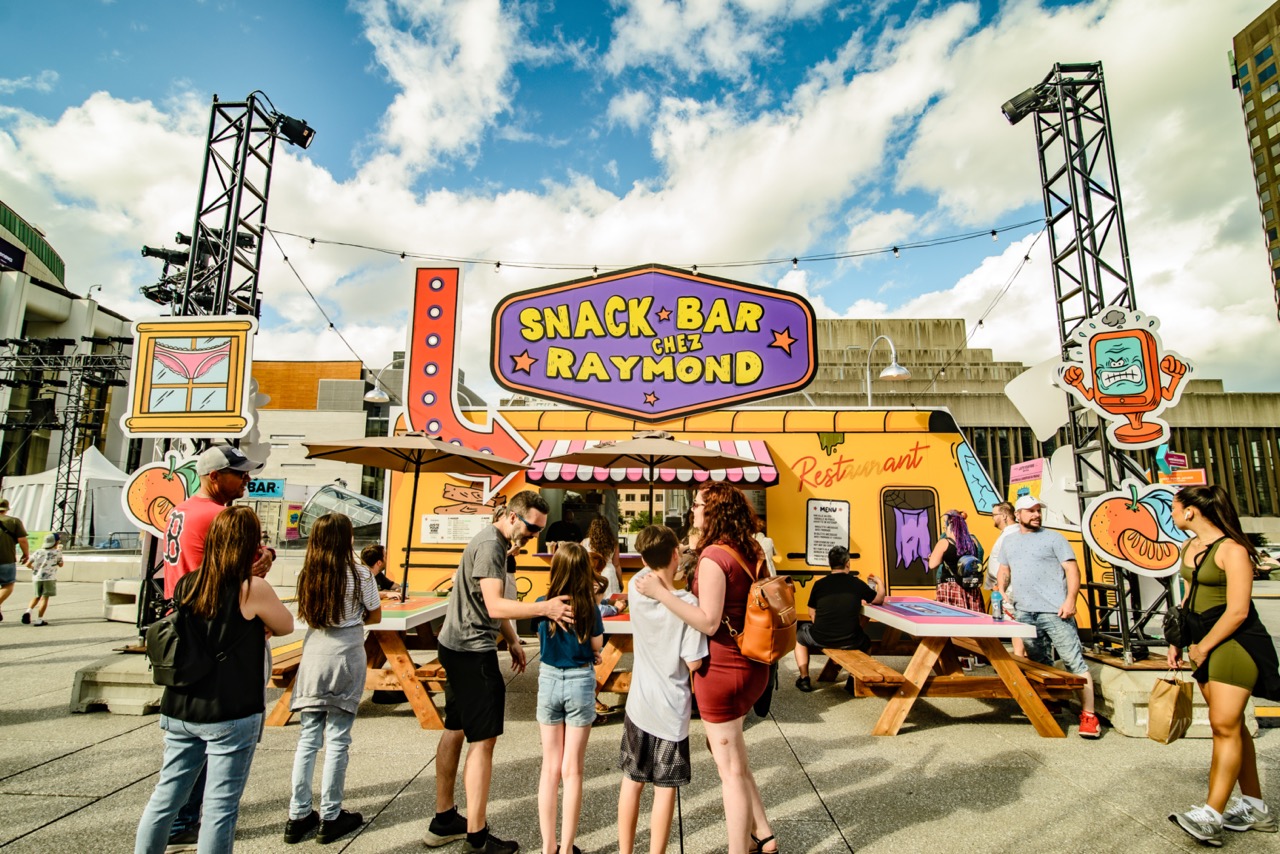 MatTvWebzine's tweet card. L’Esplanade de la Place des Arts accueille le Carrefour du Peuple, tiré de l'œuvre de François Pérusse, à Juste pour rire Montréal.