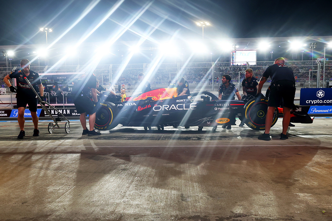 AUTOSPORT_web's tweet card. 　2025年F1第23戦カタールGPの決勝レースは、日本時間12月1日（日）の午前1時にスタート。レースに向けて、ピレリが各ドライバーが残しているタイヤのコンパ