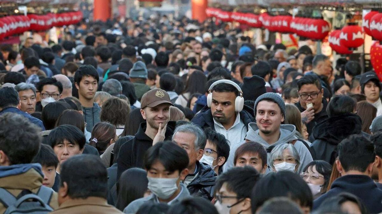 YahooNewsTopics's tweet card. 高市早苗首相の台湾有事を巡る国会答弁に反発し、中国政府が11月14日に日本への渡航自粛を呼びかけてから約半月が経過した。一部では団体客のキャンセルなど影響も出ているが、業界は比較的、冷静に受け止めて